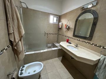 Venta | Casa quinta c/pileta + Local Eventos o Taller | Luján Centro | Sale a 2 calles | gran lote B° semi cerrado