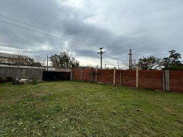 Venta | Casa quinta c/pileta + Local Eventos o Taller | Luján Centro | Sale a 2 calles | gran lote B° semi cerrado