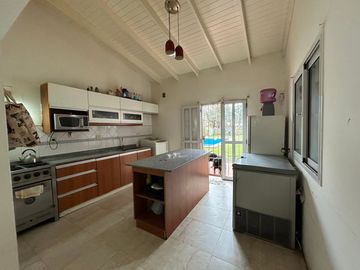 Venta | Casa quinta c/pileta + Local Eventos o Taller | Luján Centro | Sale a 2 calles | gran lote B° semi cerrado