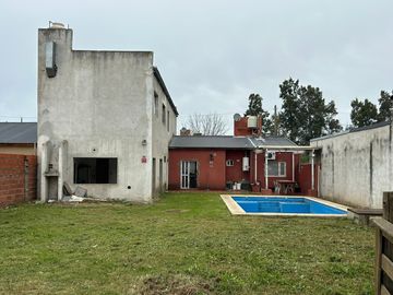 Venta | Casa quinta c/pileta + Local Eventos o Taller | Luján Centro | Sale a 2 calles | gran lote B° semi cerrado