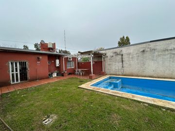 Venta | Casa quinta c/pileta + Local Eventos o Taller | Luján Centro | Sale a 2 calles | gran lote B° semi cerrado