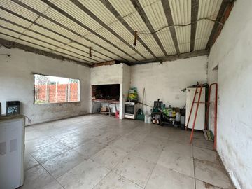 Venta | Casa quinta c/pileta + Local Eventos o Taller | Luján Centro | Sale a 2 calles | gran lote B° semi cerrado