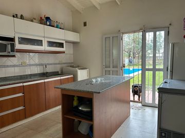 Venta | Casa quinta c/pileta + Local Eventos o Taller | Luján Centro | Sale a 2 calles | gran lote B° semi cerrado