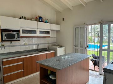 Venta | Casa quinta c/pileta + Local Eventos o Taller | Luján Centro | Sale a 2 calles | gran lote B° semi cerrado