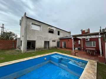 Venta | Casa quinta c/pileta + Local Eventos o Taller | Luján Centro | Sale a 2 calles | gran lote B° semi cerrado