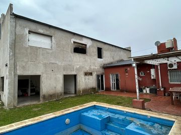 Venta | Casa quinta c/pileta + Local Eventos o Taller | Luján Centro | Sale a 2 calles | gran lote B° semi cerrado