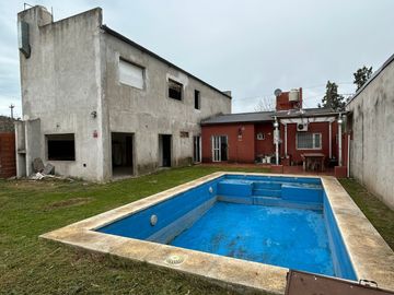 Venta | Casa quinta c/pileta + Local Eventos o Taller | Luján Centro | Sale a 2 calles | gran lote B° semi cerrado