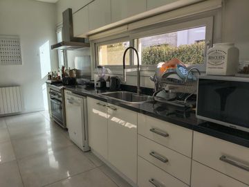 EXCLUSIVA PROPIEDAD DE EXQUISITO NIVEL EN LA VACHERIE COUNTRY GOLF CON TOUR VIRTUAL