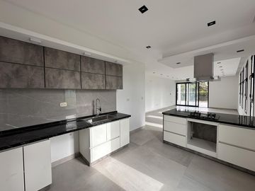 Casa 5 ambientes a estrenar en  Barrancas de Iraola, Hudson, Berazategui