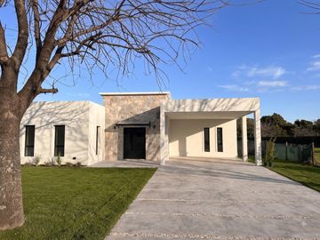 Casa 5 ambientes a estrenar en  Barrancas de Iraola, Hudson, Berazategui
