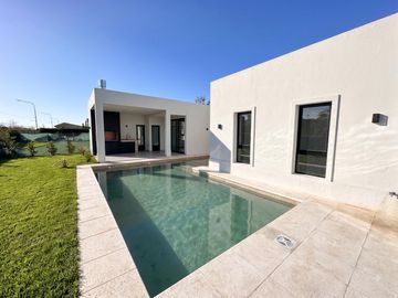 Casa 5 ambientes a estrenar en  Barrancas de Iraola, Hudson, Berazategui