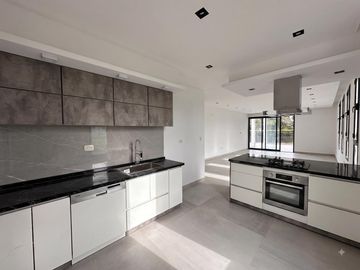 Casa 5 ambientes a estrenar en  Barrancas de Iraola, Hudson, Berazategui