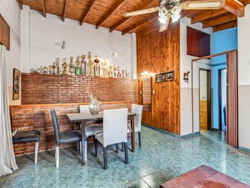 PH en venta en Flores - ideal dos familias - 5 ambientes - patio - terraza - quincho c/parrilla