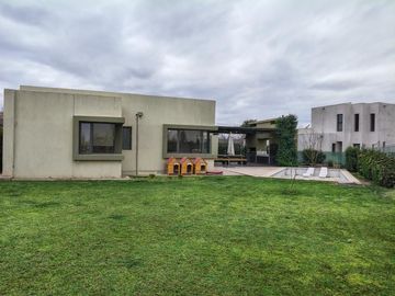 EXCELENTE CASA EN EL EXCLUSIVO BARRIO PORTAL DE VISTALBA