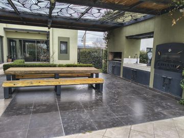 EXCELENTE CASA EN EL EXCLUSIVO BARRIO PORTAL DE VISTALBA