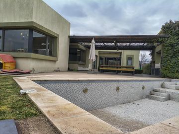 EXCELENTE CASA EN EL EXCLUSIVO BARRIO PORTAL DE VISTALBA