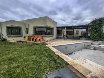 EXCELENTE CASA EN EL EXCLUSIVO BARRIO PORTAL DE VISTALBA