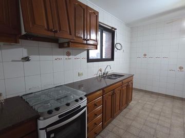 Departamento de 3 ambientes con 2 cocheras cubiertas