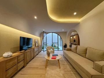 Casa de 3 dormitorios más comodín, 2 cocheras, quincho y pileta