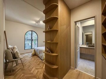 Casa de 3 dormitorios más comodín, 2 cocheras, quincho y pileta