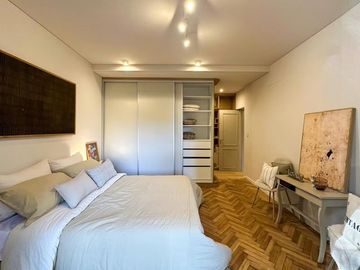 Casa de 3 dormitorios más comodín, 2 cocheras, quincho y pileta