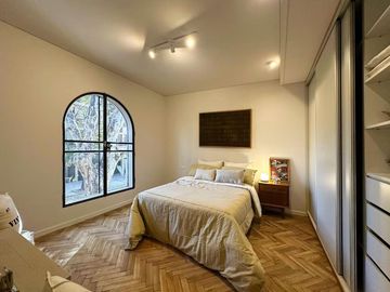 Casa de 3 dormitorios más comodín, 2 cocheras, quincho y pileta