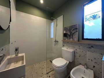 Casa de 3 dormitorios más comodín, 2 cocheras, quincho y pileta