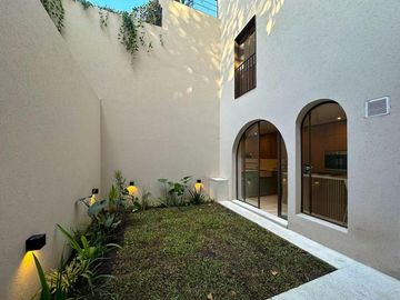 Casa de 3 dormitorios más comodín, 2 cocheras, quincho y pileta