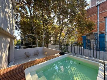 Casa de 3 dormitorios más comodín, 2 cocheras, quincho y pileta