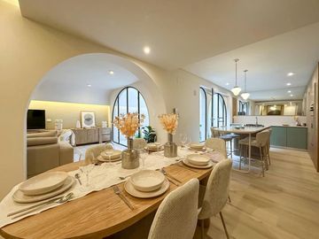 Casa de 3 dormitorios más comodín, 2 cocheras, quincho y pileta