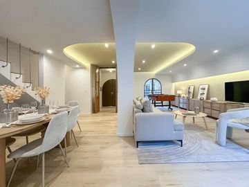Casa de 3 dormitorios más comodín, 2 cocheras, quincho y pileta