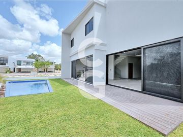 Casa en Venta y Renta en Cancún en Residencial Lagos del Sol con Alberca y Jardín
