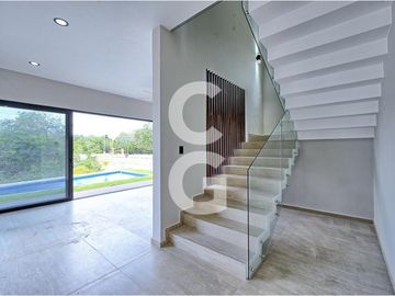 Casa en Venta y Renta en Cancún en Residencial Lagos del Sol con Alberca y Jardín