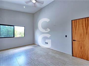 Casa en Venta y Renta en Cancún en Residencial Lagos del Sol con Alberca y Jardín
