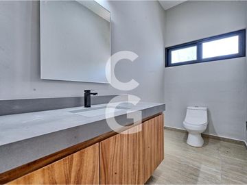 Casa en Venta y Renta en Cancún en Residencial Lagos del Sol con Alberca y Jardín