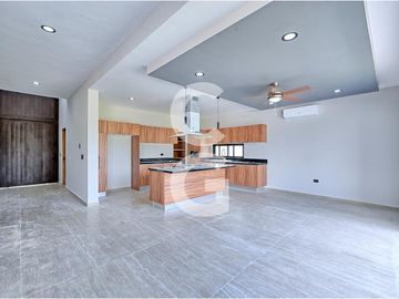 Casa en Venta y Renta en Cancún en Residencial Lagos del Sol con Alberca y Jardín
