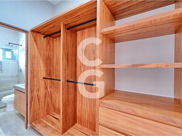Casa en Venta y Renta en Cancún en Residencial Lagos del Sol con Alberca y Jardín