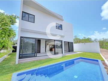 Casa en Venta y Renta en Cancún en Residencial Lagos del Sol con Alberca y Jardín