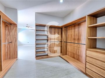Casa en Venta y Renta en Cancún en Residencial Lagos del Sol con Alberca y Jardín