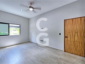 Casa en Venta y Renta en Cancún en Residencial Lagos del Sol con Alberca y Jardín