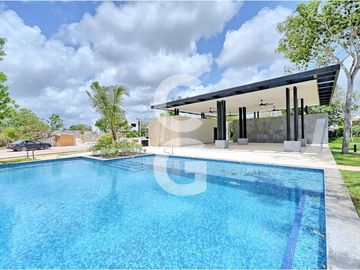 Casa en Venta y Renta en Cancún en Residencial Lagos del Sol con Alberca y Jardín