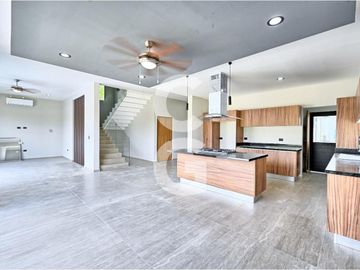Casa en Venta y Renta en Cancún en Residencial Lagos del Sol con Alberca y Jardín