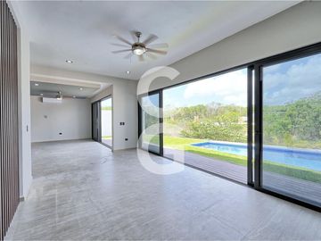 Casa en Venta y Renta en Cancún en Residencial Lagos del Sol con Alberca y Jardín