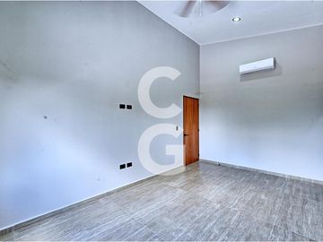 Casa en Venta y Renta en Cancún en Residencial Lagos del Sol con Alberca y Jardín
