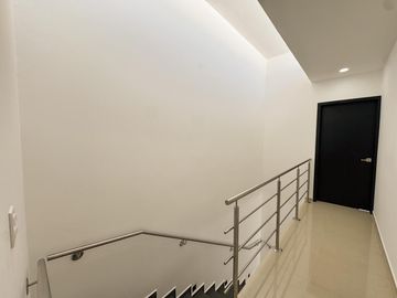 CASA EN LOMAS RESIDENCIAL CON HAB. EN PB EN VENTA