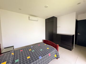 CASA EN LOMAS RESIDENCIAL CON HAB. EN PB EN VENTA