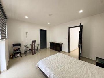 CASA EN LOMAS RESIDENCIAL CON HAB. EN PB EN VENTA