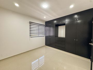 CASA EN LOMAS RESIDENCIAL CON HAB. EN PB EN VENTA