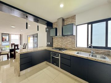 CASA EN LOMAS RESIDENCIAL CON HAB. EN PB EN VENTA
