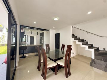 CASA EN LOMAS RESIDENCIAL CON HAB. EN PB EN VENTA